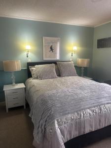 En eller flere senge i et værelse på A Village Green Getaway