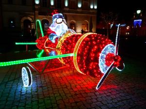 博莱斯瓦维茨Apartament Przy Starówce - Zoni的圣诞灯饰，描绘的是圣诞老人乘坐雪橇的场景 更多25张照片