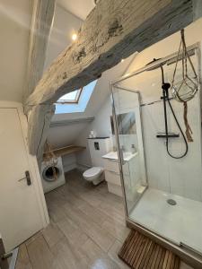 Et badeværelse på Le 72 - Bohemian Chic - 20 min from Disneyland Paris