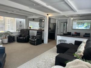 Et opholdsområde på A Village Green Getaway