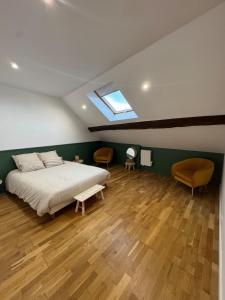 En eller flere senge i et værelse på Le 72 - Bohemian Chic - 20 min from Disneyland Paris