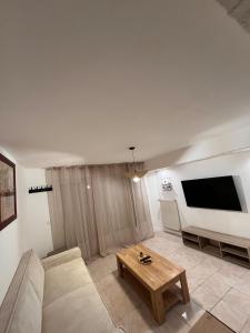 TV/trung tâm giải trí tại Logement autonome pour 2 à 4 personnes