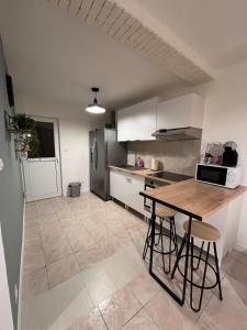 kuchnia z drewnianym stołem i blatem w obiekcie Logement autonome pour 2 à 4 personnes w mieście Poitiers