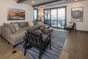 大天山村Big Sky Getaway Lone Peak Views Shared Hot Tub的客厅里有一张沙发和一张桌子。 更多14张照片