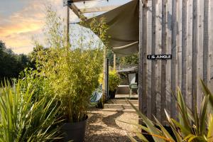 Aed väljaspool majutusasutust The Jungle - Unique Hot Tub Cabin in Millport