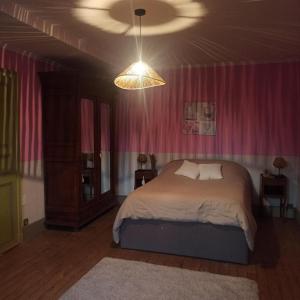 Postel nebo postele na pokoji v ubytování Le presbytère de Bueil - Gite 8 pers - 5 couchages