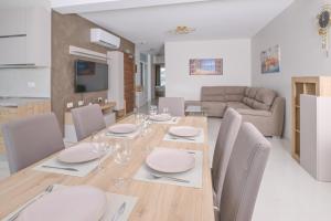 Χώρος καθιστικού στο Lovely and spacious apartments in the quaint and quiet town of Pembroke
