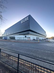 ein großes Gebäude mit einem Schild an der Seite in der Unterkunft Hendham Rooms in Manchester + 61 Fotos