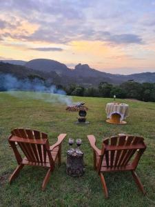 Cảnh núi rừng hoặc tầm nhìn ra núi từ lều trại sang trọng