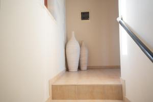 dois vasos encostados na lateral de uma escada em Villa Petra em Kalyves