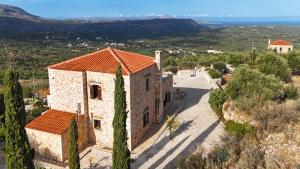 um prédio antigo com telhado laranja em uma colina em Villa Petra em Kalyves mais 30 fotografias