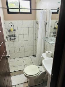 Un baño de Hotel Laura's House 22 fotos más