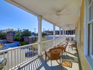 balcone con sedie e ventilatore a soffitto di Bird Baldwin Forsyth Suite a Savannah