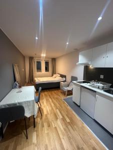 Η κουζίνα ή μικρή κουζίνα στο Stay Sollentuna