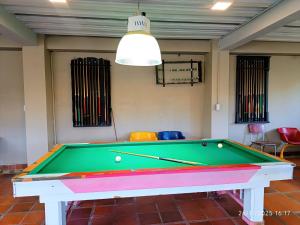 Τραπέζι μπιλιάρδου στο Hotel y Cabañas Rio Mayo