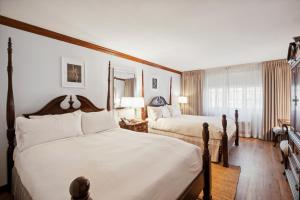 Una cama o camas en una habitación de Avon Old Farms Hotel 44 fotos más