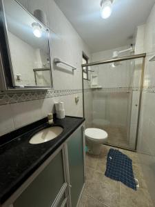 Ένα μπάνιο στο Apartamento verdes mares +24 φωτογραφίες