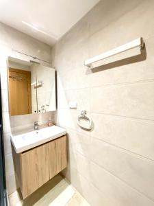 a bathroom with a sink and a mirror at Charmante maison de vacances proche de la plage à quelques minutes de Rabat in Temara +32 photos
