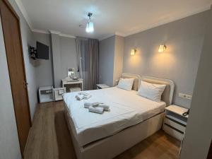 Un pat sau paturi într-o cameră la Hotel Royal Harmony