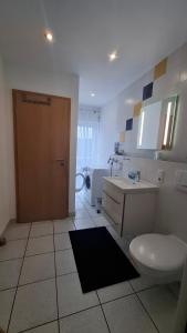 O baie la Ferienwohnung Reichmann +3 fotografii