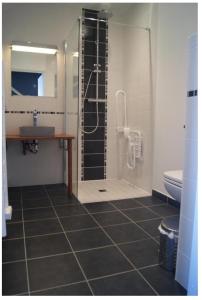 un bagno con doccia, lavandino e WC di Villa Residence Kersaliou a Roscoff Altre 21 foto