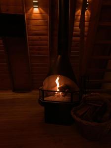 Cabana Amélia, em Gramado في غرامادو: مدفأة في غرفة يوجد بها نار +34 صورة