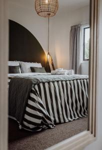 Postel nebo postele na pokoji v ubytování Enchanted - West Coast Private Wonderland