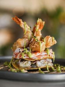 コンコンにあるTrimar Hotelの皿の上にエビが山盛りになった食べ物