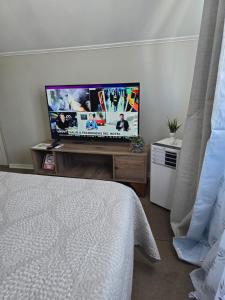 TV a/nebo společenská místnost v ubytování Habitacion Matrimonial privada en machali con parcking y wifi