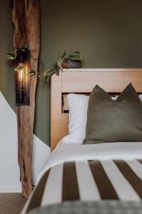 Postel nebo postele na pokoji v ubytování Enchanted - West Coast Private Wonderland