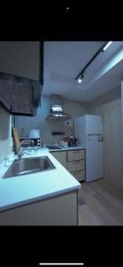 Η κουζίνα ή μικρή κουζίνα στο Luxury apartment Self Check-in 85 Screen Cardgames +46 φωτογραφίες