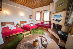 Ένα ή περισσότερα κρεβάτια σε δωμάτιο στο Πατρικό ολόκληρος ξενώνας entire stone guesthouse