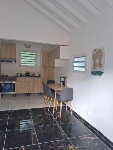 Η κουζίνα ή μικρή κουζίνα στο Sweet sapotilla