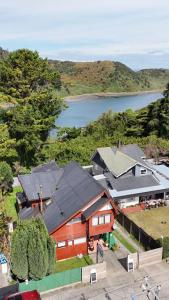 プエルトモントにあるCasa Terra, Tu Refugio en la Naturaleza del Sur de Chileの湖のある家の空中写真 +31枚の写真