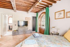 Μια τηλεόραση ή/και κέντρο ψυχαγωγίας στο Charming Tuscan Villa Borgo Il Massera