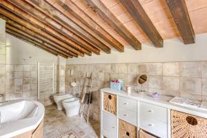 Ένα μπάνιο στο Charming Tuscan Villa Borgo Il Massera +22 φωτογραφίες