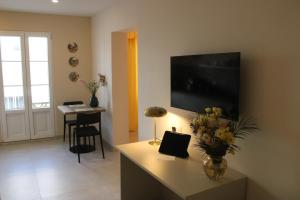 Televiisor ja/või meelelahutuskeskus majutusasutuses 8 North Lodge By Petit Chic