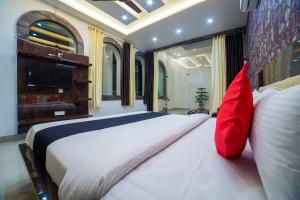 RāmpuraCollection ORudrapurBus StandFormerly Corinthian的卧室里有一张大床，配有红色枕头
