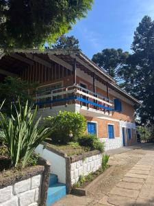 Pousada Sonho Meu - Conforto e Tranquilidade! في كامبوس دو جورداو: مبنى به شرفات على جانبه +151 صورة