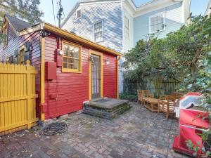 una casa roja y amarilla con una valla de madera en Tiny House, en Savannah