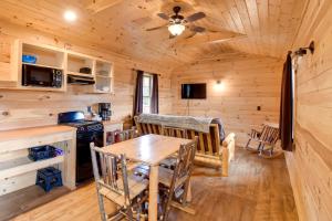 Η κουζίνα ή μικρή κουζίνα στο Lakefront Relaxation and Adventure Sodus Bay Cabin