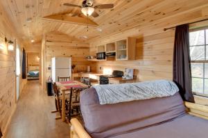 Kuchyň nebo kuchyňský kout v ubytování Lakefront Cabin Living with Dock Access on Sodus Bay