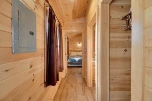 Postel nebo postele na pokoji v ubytování Lakefront Cabin Living with Dock Access on Sodus Bay