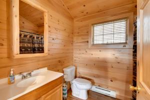 Koupelna v ubytování Lakefront Cabin Living with Dock Access on Sodus Bay + 21 fotografií