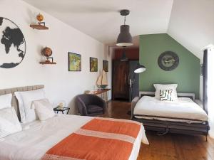 Ένα ή περισσότερα κρεβάτια σε δωμάτιο στο La Récréation - Le Charme d'une école pour 18 personnes +29 φωτογραφίες