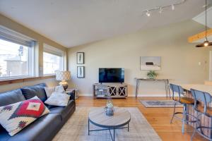 salon z kanapą i stołem w obiekcie Hike, Bike and Ski! Downtown Crested Butte Condo w mieście Crested Butte