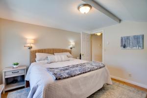 sypialnia z dużym łóżkiem w pokoju w obiekcie Hike, Bike and Ski! Downtown Crested Butte Condo w mieście Crested Butte