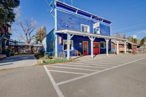 pusty parking przed niebieskim budynkiem w obiekcie Hike, Bike and Ski! Downtown Crested Butte Condo w mieście Crested Butte