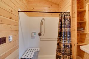 Koupelna v ubytování Bayfront Cabin with Docks and Access to Lake Ontario! + 21 fotografií