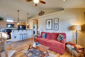 Khu vực ghế ngồi tại 3 Blocks to Main St Cozy Gunnison Retreat!